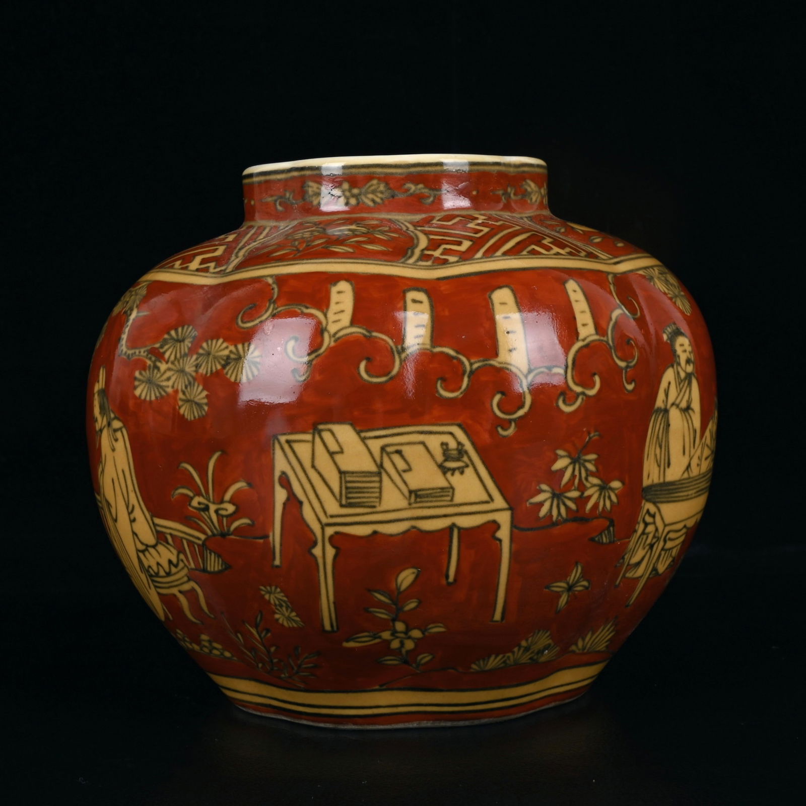 Ming Wanli style yellow and red figure pot: Ming Wanli style yellow and red figure jar, size 16x20 cm
