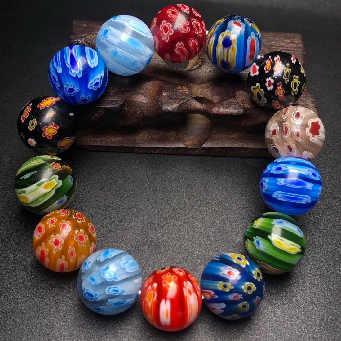 Glaze Amethyst Bracelet: Thousand Flower Glass Bracelet Size: 18mm x 14 beads. Glass has been reserved for the exclusive use of the imperial court since ancient times. Moreover, in Buddhism, glass is regarded as one of the se