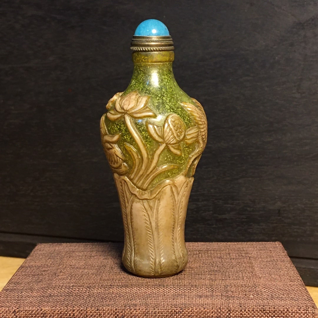 Enamel Engraving Snuff Bottle: Glaze Carved Snuff Bottle, 4 cm long, 4 cm wide, 8.5 cm high, weighs 55 grams