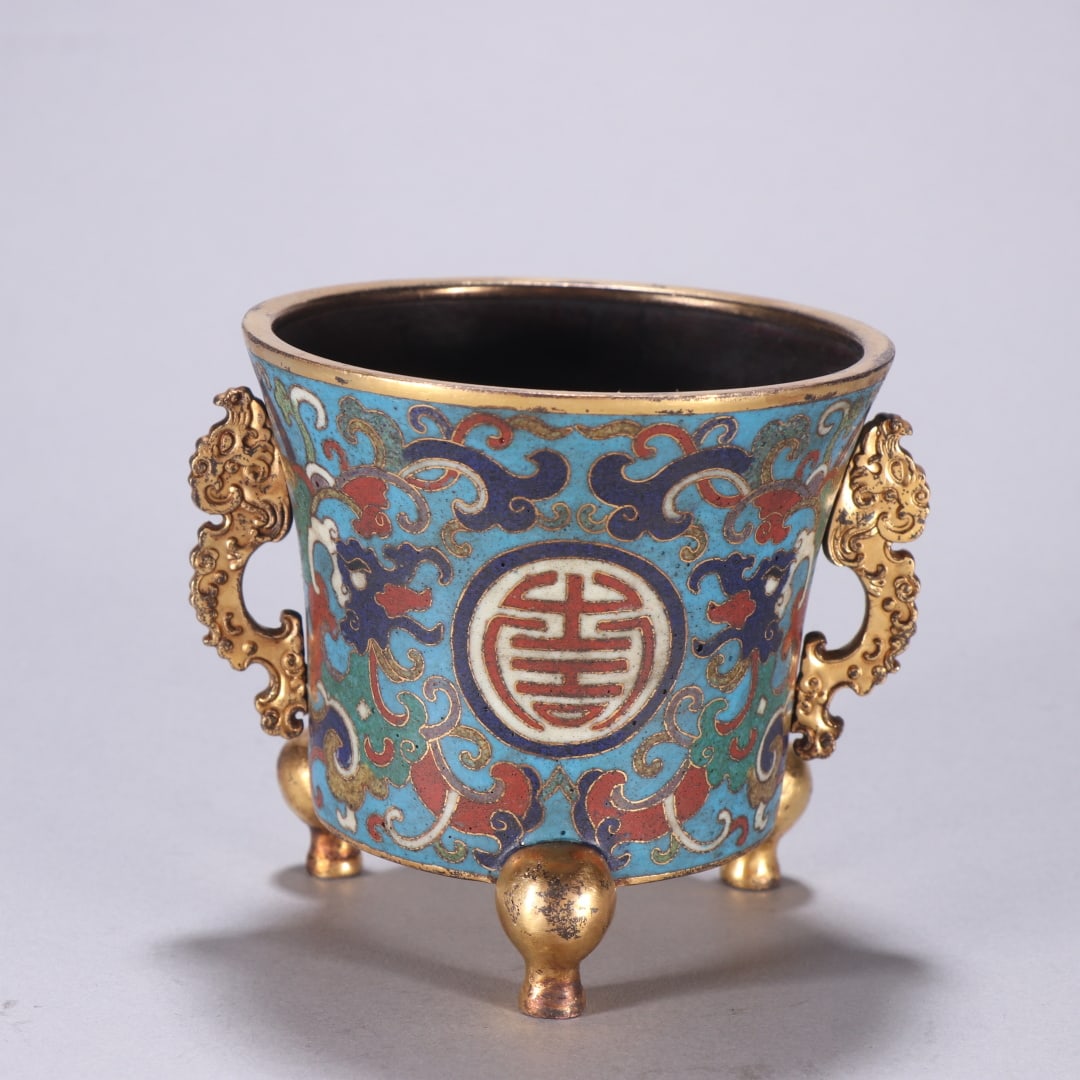 Qing Dynasty style bronze gilt cloisonne three-legged incense burner: Qing dynasty style bronze gilt cloisonné three-legged incense burner. Specifications: height 8cm, width 9.8cm, weight 270g