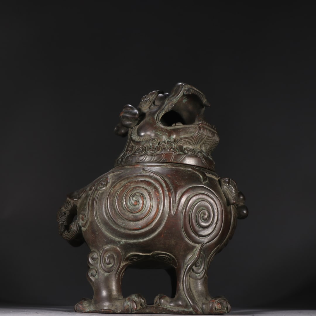 Bronze Auspicious Animal Incense Burner Looking Up at the Sky: Copper Tianwanghou Auspicious Beast Incense Burner Specifications: Height 23.4cm Width 18.2cm Weight 4.3kg