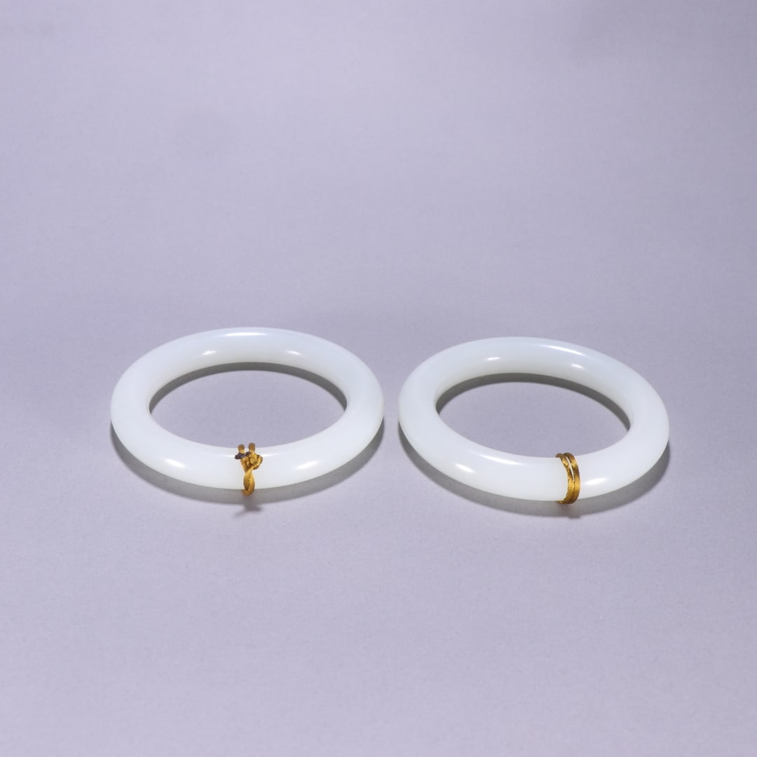 A pair of Qing dynasty style Hetian jade bracelets: A pair of Qijng dynasty style Hetian jade bracelets. Specifications: inner diameter 5.8cm, width 1.1cm, weight 130g