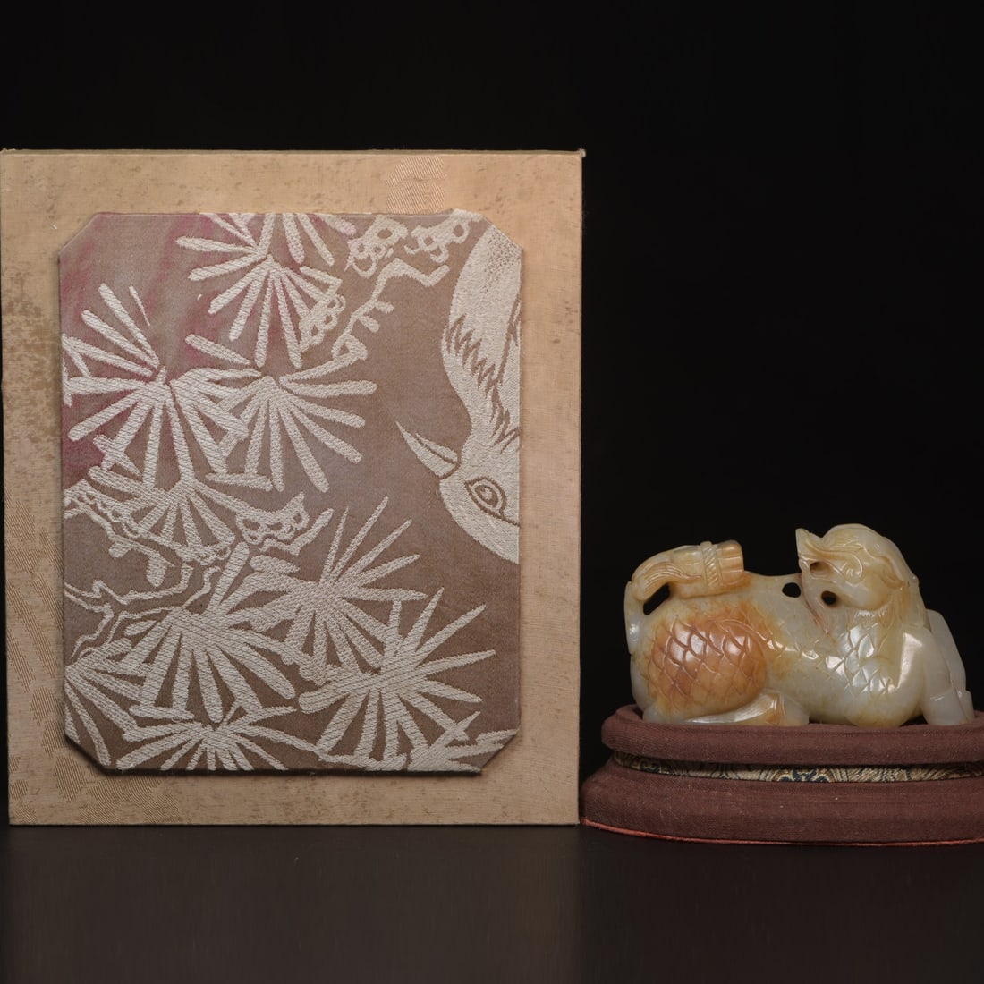 Nephrite Kirin: Nephrite Qilin, specifications: 9.2x5.1x5.1 centimeters, weight 283 grams. The texture of the jade is warm and smooth, the coloration is natural, the carving technique is masterful, the patina is