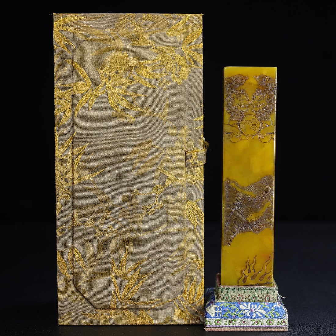 Shoushan Stone Carving - Auspicious Lion Rolling the Ball - Thin Intaglio Seal: Shoushan stone carving, wishing well lion rolling silk ball thin intention seal, the seal's net length is 3.5 cm wide 3.5 cm high 15 cm, net weight 476 grams