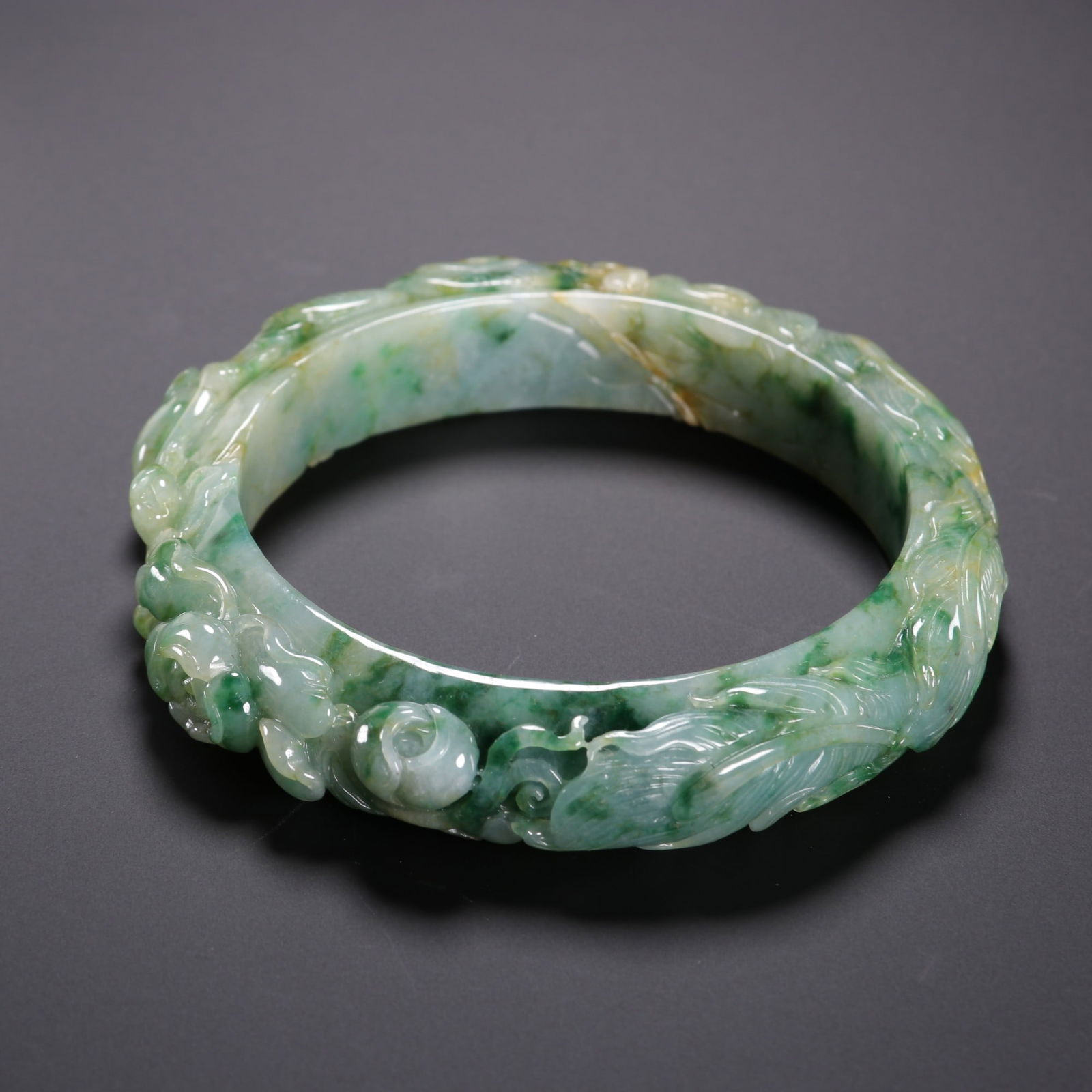 Qing Dynasty Style Old Jadeite Peony Flower Bracelet: Qing dynasty style old jadeite peony flower bracelet Size: Circle diameter 6cm, strip width 1.3cm, weight 72 grams