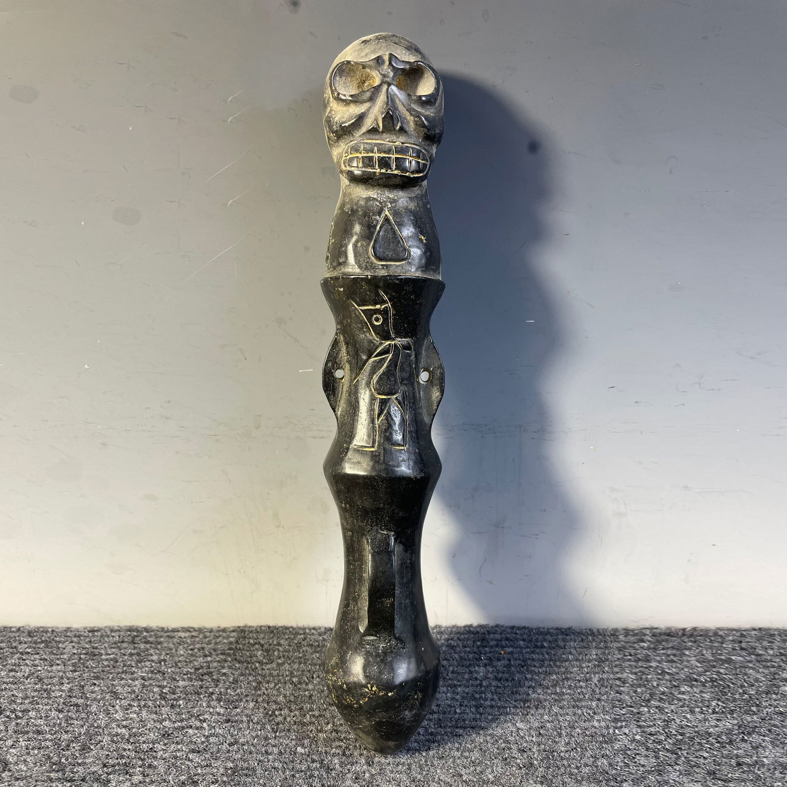 The meteoric artifact is magnetic: The meteoric artifact is magnetic, with a diameter of 6 centimeters, a length of 33 centimeters, and a weight of 3.2 jin.