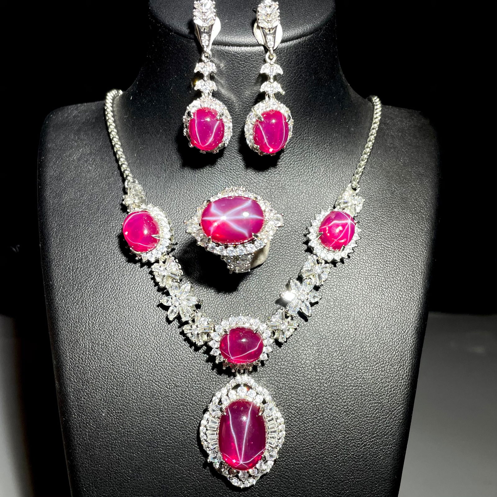 Red Starlight Gem Jewelry Set with a hardness of 9 or above: Red Starlight Gem Jewelry Set - Hardness above 91.2×1.0cm 1.6×1.2cm 1.8×1.3cm Weight 60 grams