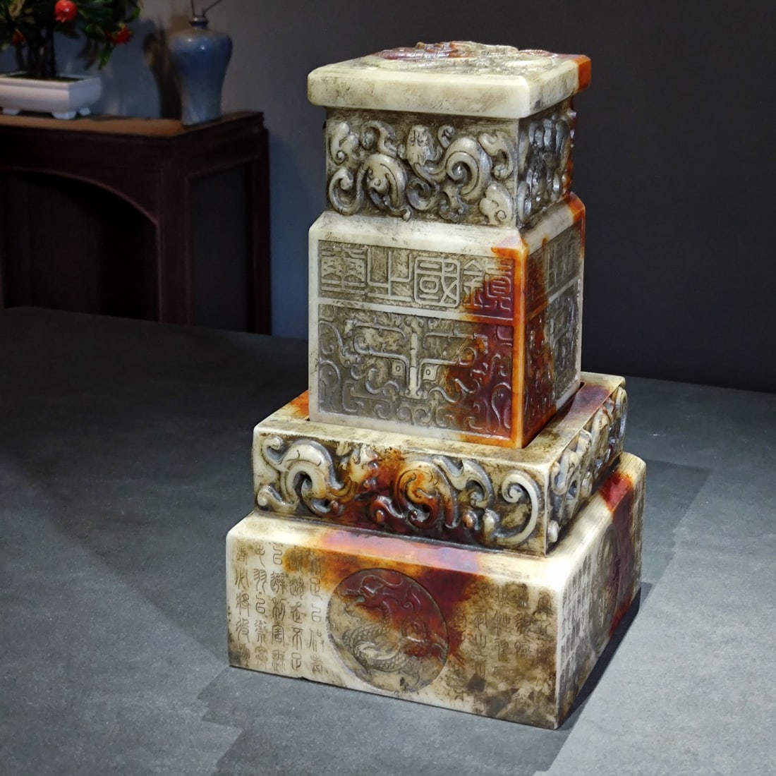 A set of ancient jade seals from Hetian: A set of Hetian jade ancient seal, two-layered, including the emperor's seal - the treasure of the nation dragon seal, size 25x14 cm, weight 15 jin