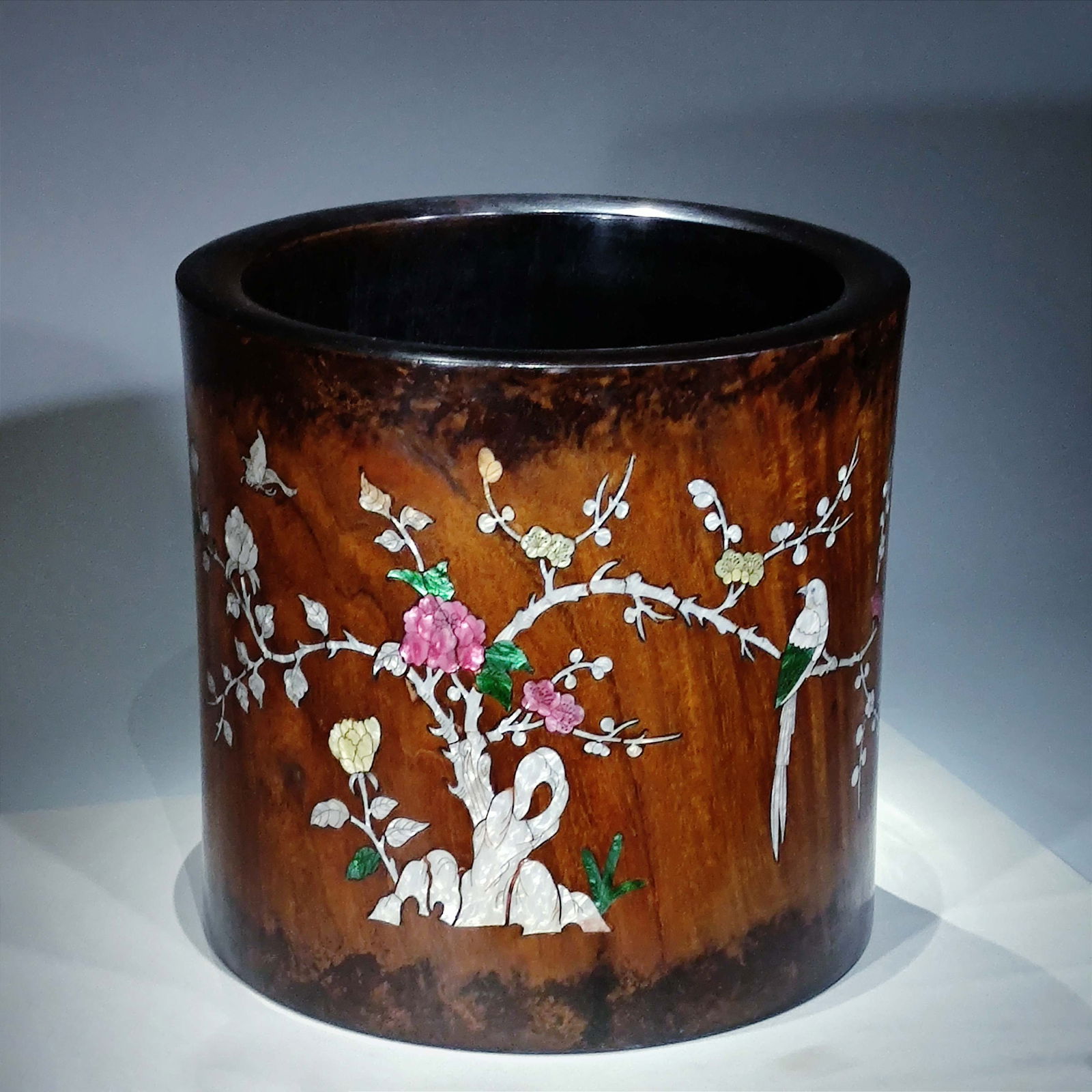 Qing Dynasty Redwood Carved Inkwell: Qing Dynasty redwood roll tank, mother-of-pearl inlaid craft redwood brush holder, inlaid with flower and bird poetry patterns, diameter 34 cm, weight 15 jin.