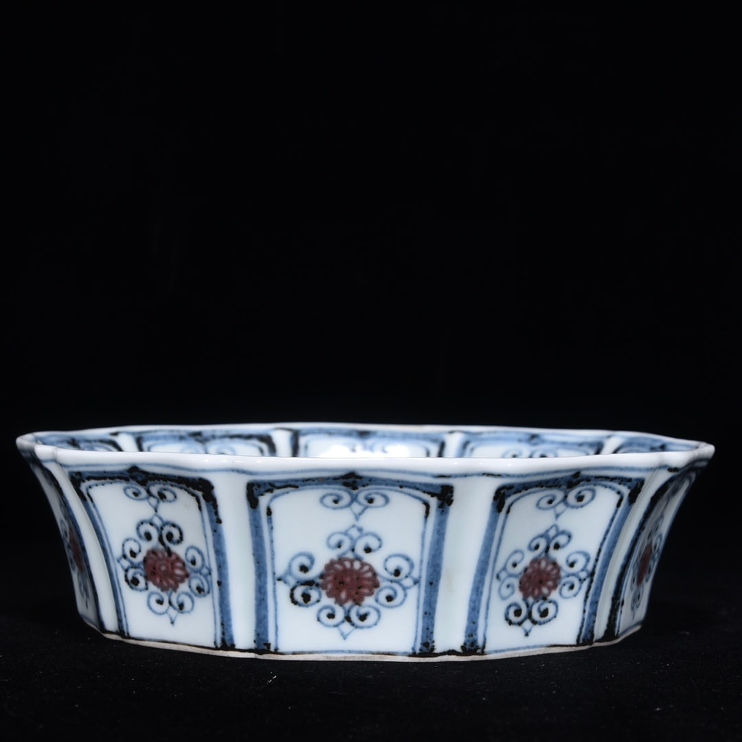 Ming Jianwen Blue and Red Underglaze Porcelain Ten-sided Washing Basin with Floral Design: Ming Jianwen blue and white underglaze red floral pattern ten-rib wash, height 5 cm. diameter 19 cm