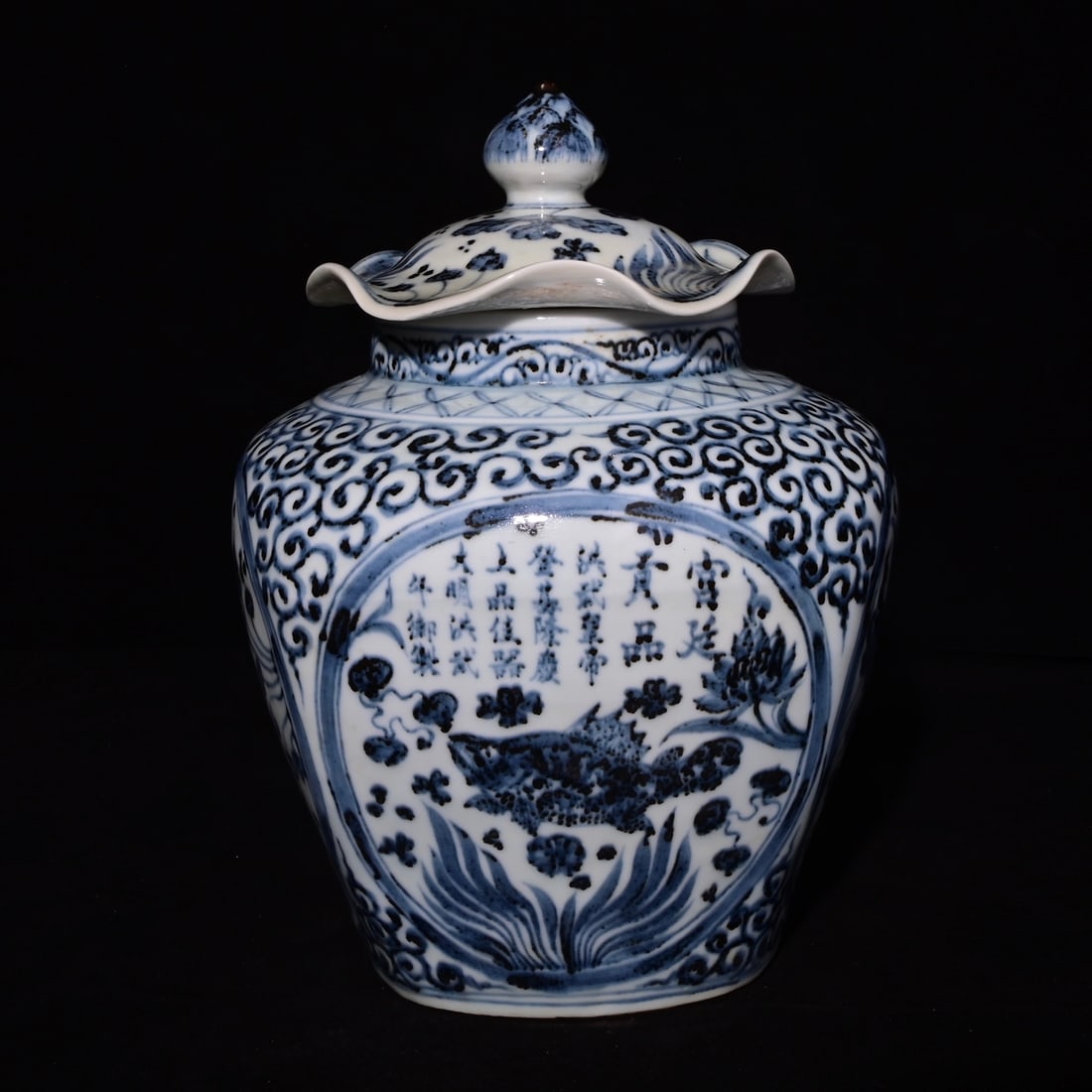 Ming Hongwu Period Blue and White Fish and Water Plant Decorated Lotus Leaf Cover Pot: Ming Hongwu Year Made Blue and White Fish Scale Pattern Lotus Leaf Cover Pot, Height 28×23 centimeters