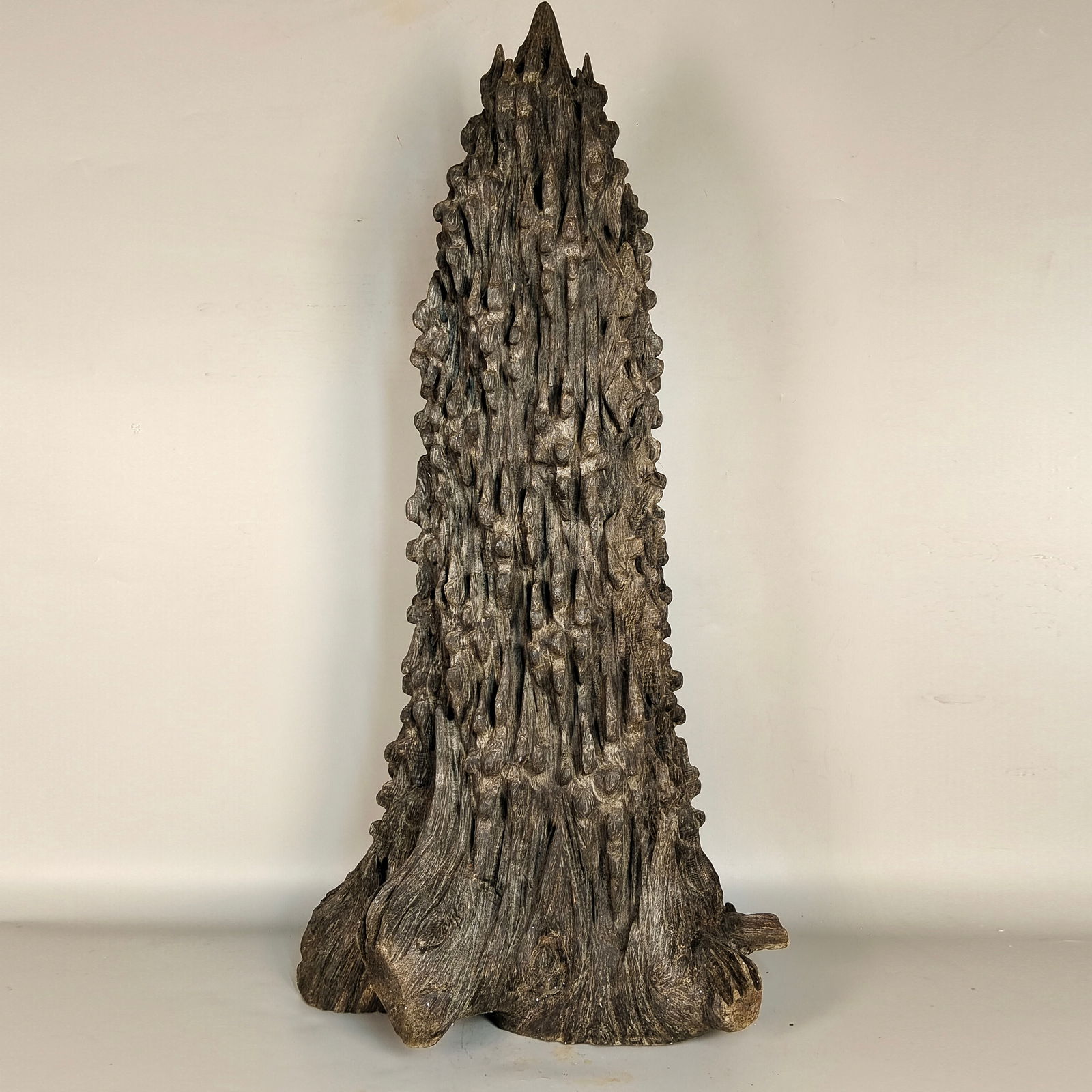 Agarwood Incense Mountain Piece Large Decorative Item: Qinan agarwood mountain piece large ornament, 104x50 cm, weighs 26 jin. Good fragrance, rich in oil. In good condition, a precious collection.