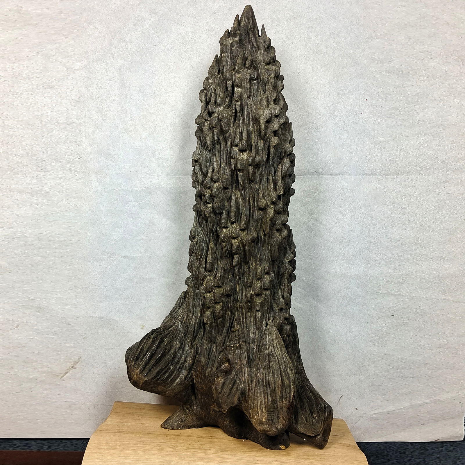 Agarwood Incense Mountain Piece Large Decorative Item: Agarwood incense mountain piece, size 104x50 cm, weighing 31 jin. Good fragrance, abundant oil. In good condition, a precious collection item.