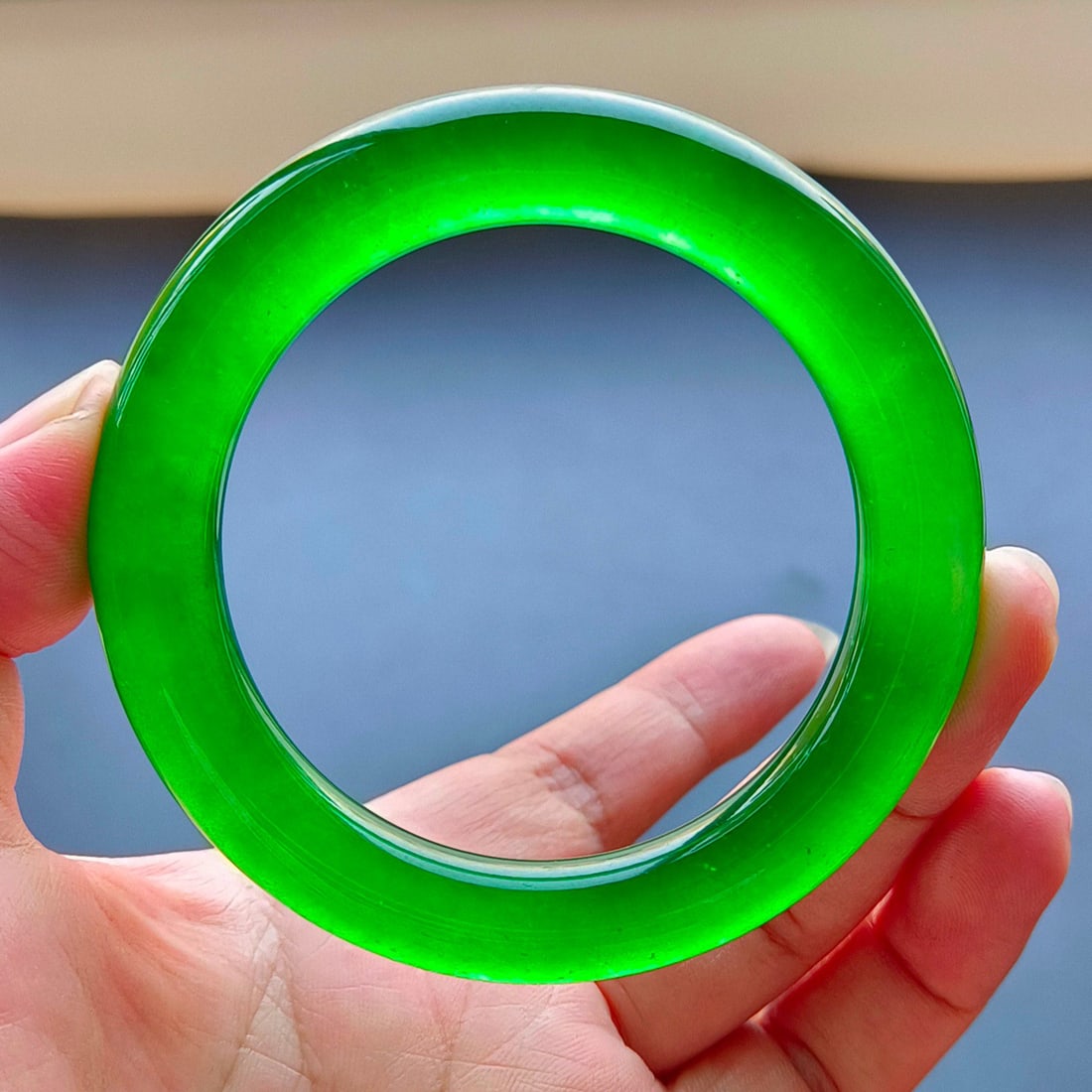 One piece of top-grade Imperial green jadeite bangle (1 of 8)