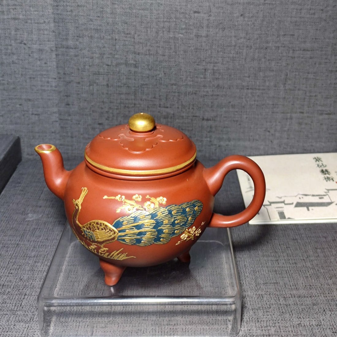 Teacher Zhou Guizhen's painted and gold-inlaid Zisha teapot: Teacher Zhou Guizhen's hand-painted and gilded purple clay teapot, guided by Master Gu Jingzhou from the first factory apprentice class. Dimensions: Height 11 x Length 16 cm, Diameter 6.5 cm, Capacity