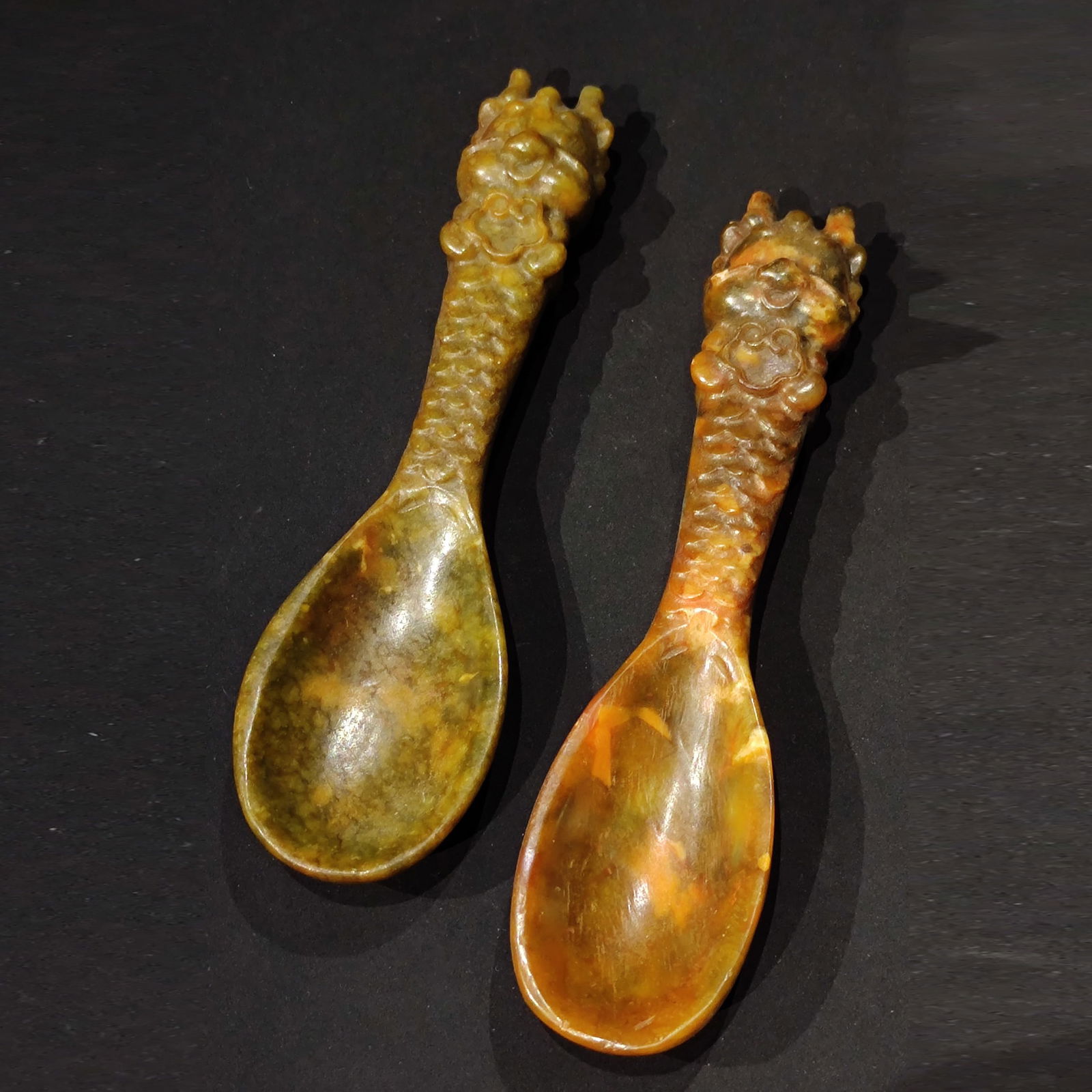 A pair of ancient jade dragon pattern spoons (1 of 7)