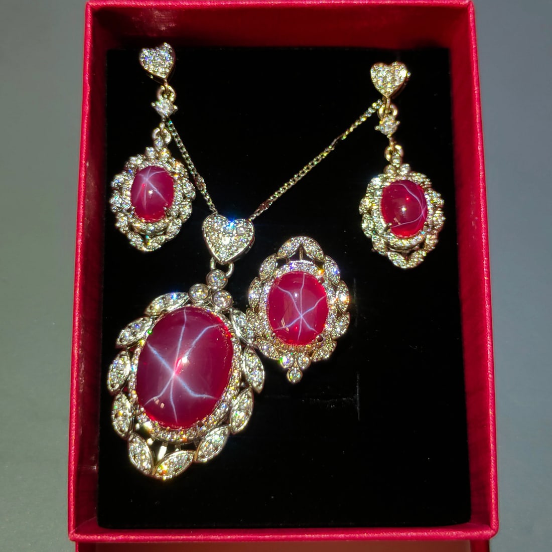 Silver Jewelry Set with Diamond and Star Gemstones: Silver and diamond jewelry set with starlight gemstones, the ring face size is 2x1.5 centimeters, sparkling and dazzling, hardness up to ten, exquisitely carved, wearing grand!