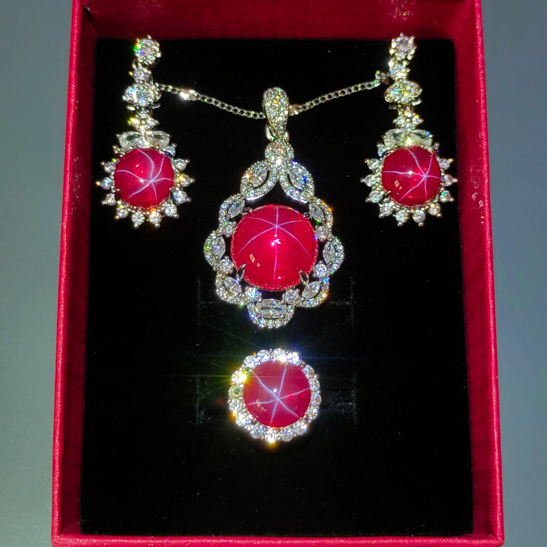 Silver Jewelry Set with Diamond and Starlight Gemstones: Set of four jewelry with silver and diamond studded with starlight gemstones, ring face size 1.4 cm, sparkling and transparent, hardness up to ten, finely carved, wearing grand!