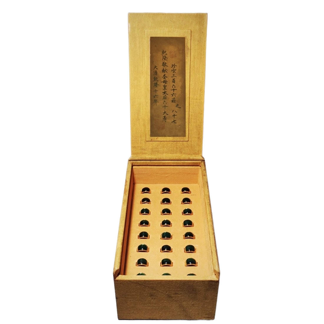 Qing Dynasty cat's eye gemstone ring in a box.: A box of Qing Dynasty palace cat's eye gemstone rings, with 24 Old Fengxiang 18k white gold cat's eye rings. Ring size 2.0, ring face dimensions 1.8/1.3cm, each weighing 11g.