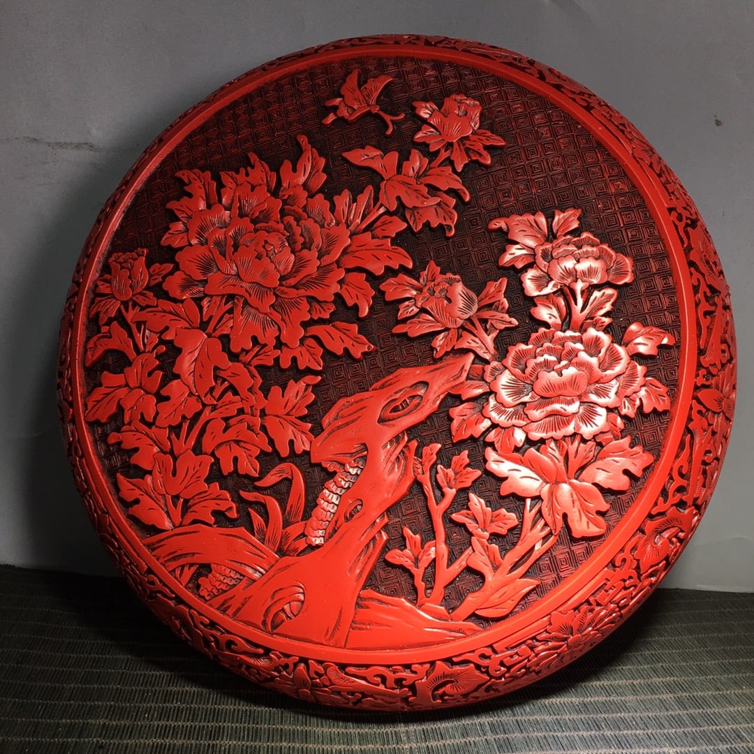Red lacquerware box ornament (1 of 9)