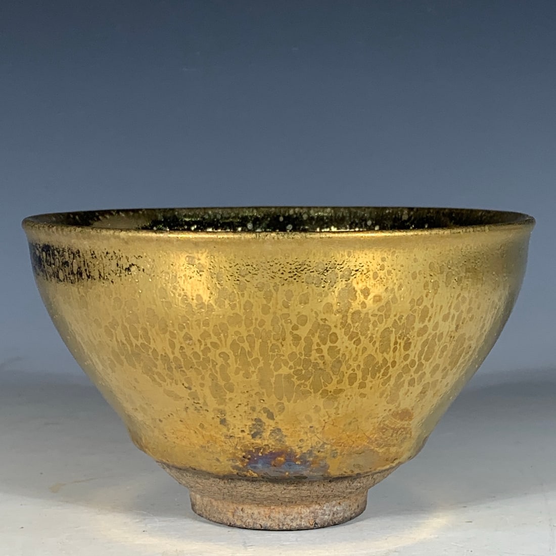 Song Jian Kiln Golden Oil Dropper Cup: Song Dynasty Jian kiln golden oil dropper, 7.5 centimeters tall, with a diameter of 12.5 centimeters.