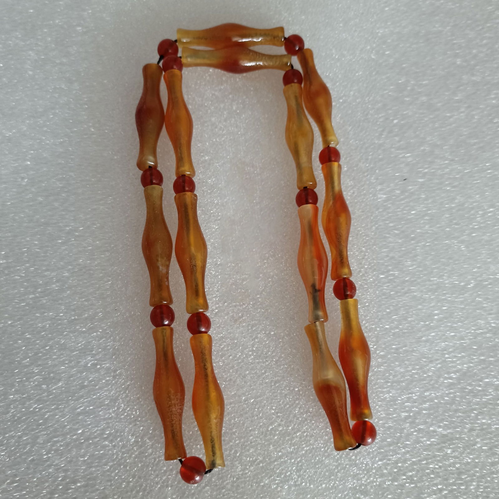 Ming Dynasty Agate Necklace: Ming Dynasty agate necklace, in perfect condition, for those interested, with abundant water head and full enamel. The total length is 66 centimeters, and the bead size is 3.8x1 centimeters, weighing