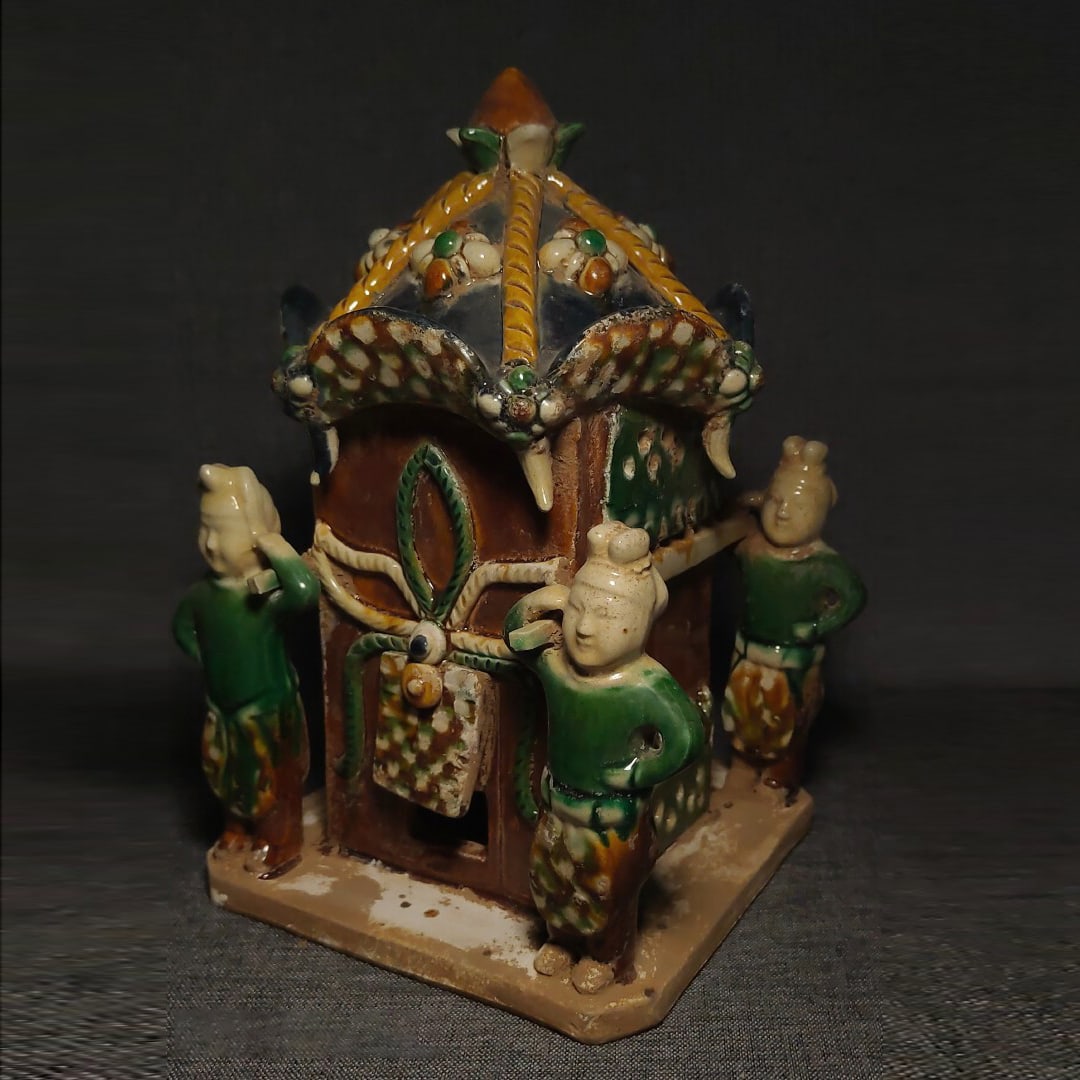 Tang Tri-color Sedan Ornament: Tang Tri-color figurine, tri-color sedan chair, unique character design, excellent condition, perfect without any flaws, size 27x17 centimeters.