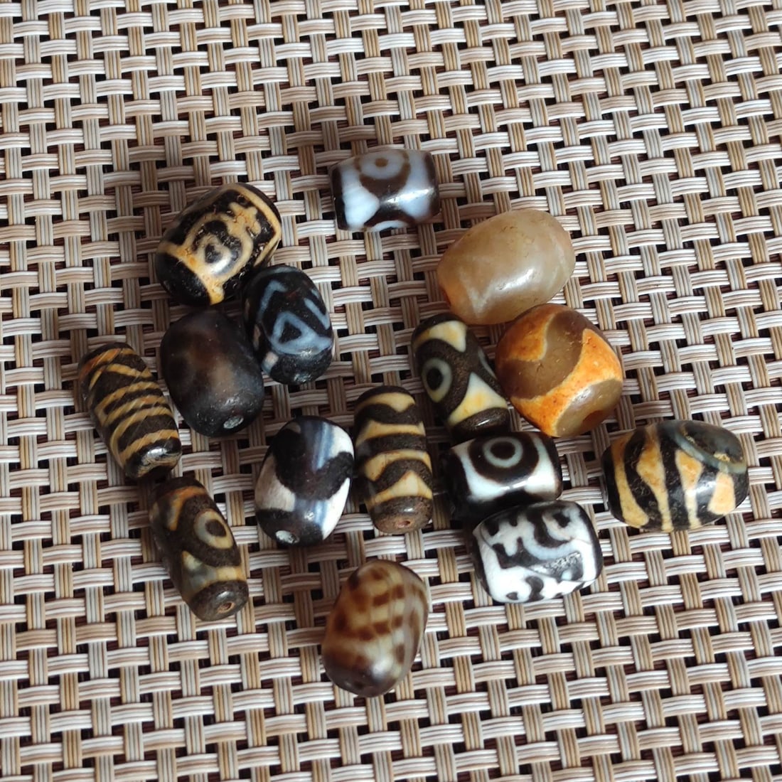 15 natural agate prayer beads: 15 natural agate beads, each measuring 1.7-2.0 cm in length and 1.0-1.5 cm in diameter, with an individual weight of about 4 grams.