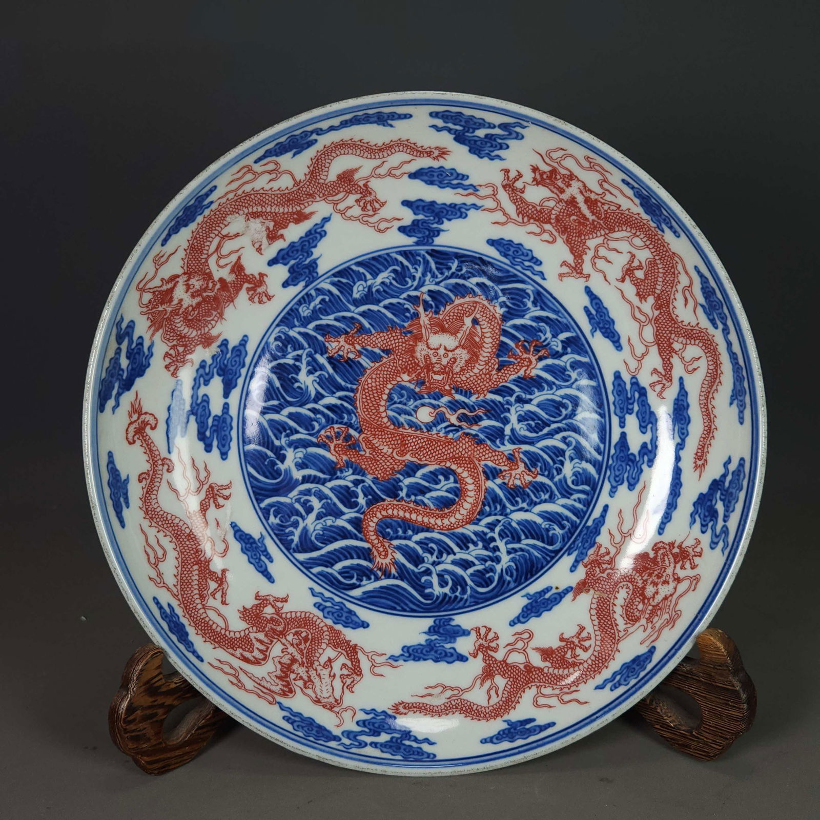 Qing Dynasty Yongzheng period copper-red underglaze dragon plate: Qing Dynasty Yongzheng period copper-red underglaze dragon plate, 4.5 cm in height and 22 cm in diameter.