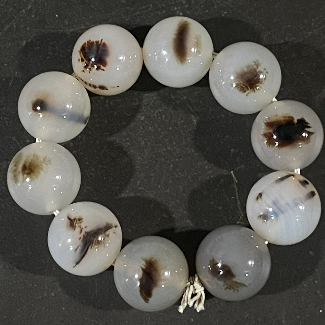 Natural old material golden grass agate bracelet: Natural old material golden grass agate bracelet Diameter 2.0cm, weight 95g The jade is lustrous and full, with delicate orange peel patterns, a mellow patina. White agate symbolizes pure friendship a