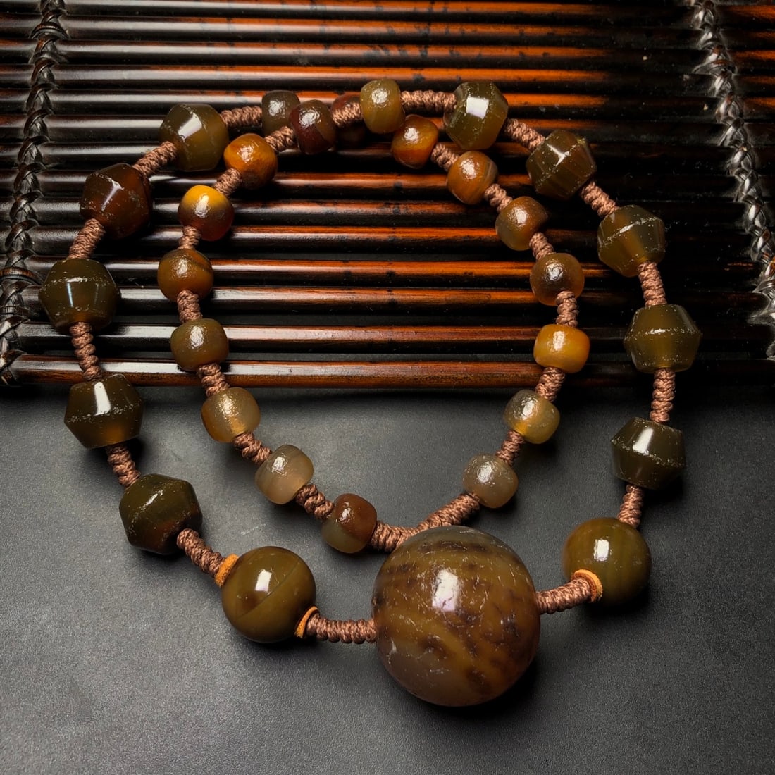 Agate necklace: Old agate flying saucer beads paired with old agate sugar ball woven necklaceSize: Sugar ball diameter 32 millimeters