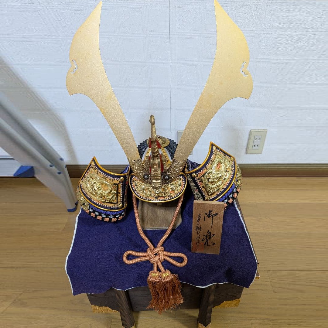 Traditional Japanese Kabuto Helmet with Gilt Decoration and Dragon Motif (1 of 9)