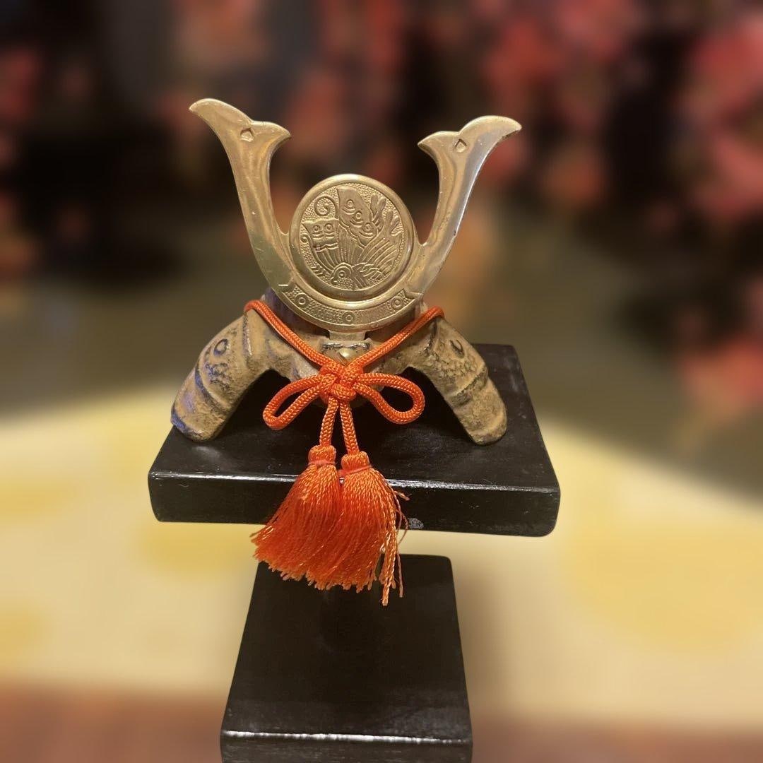 Sengoku Warlord Mini Kabuto Ornament with Stand – Oda Nobunaga Style – Cast Iron (1 of 6)