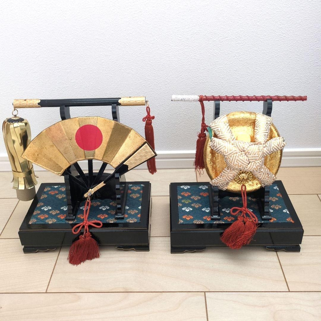 Boys’ Festival Armor Ornament – Gunbai & Jingasa Decorative Set: Boys’ Festival (Gogatsu Ningyo) armor ornament set featuring a gunbai (war fan) and jingasa (war hat) display. This decorative samurai-themed set was stored in a warehouse for many years. Although i