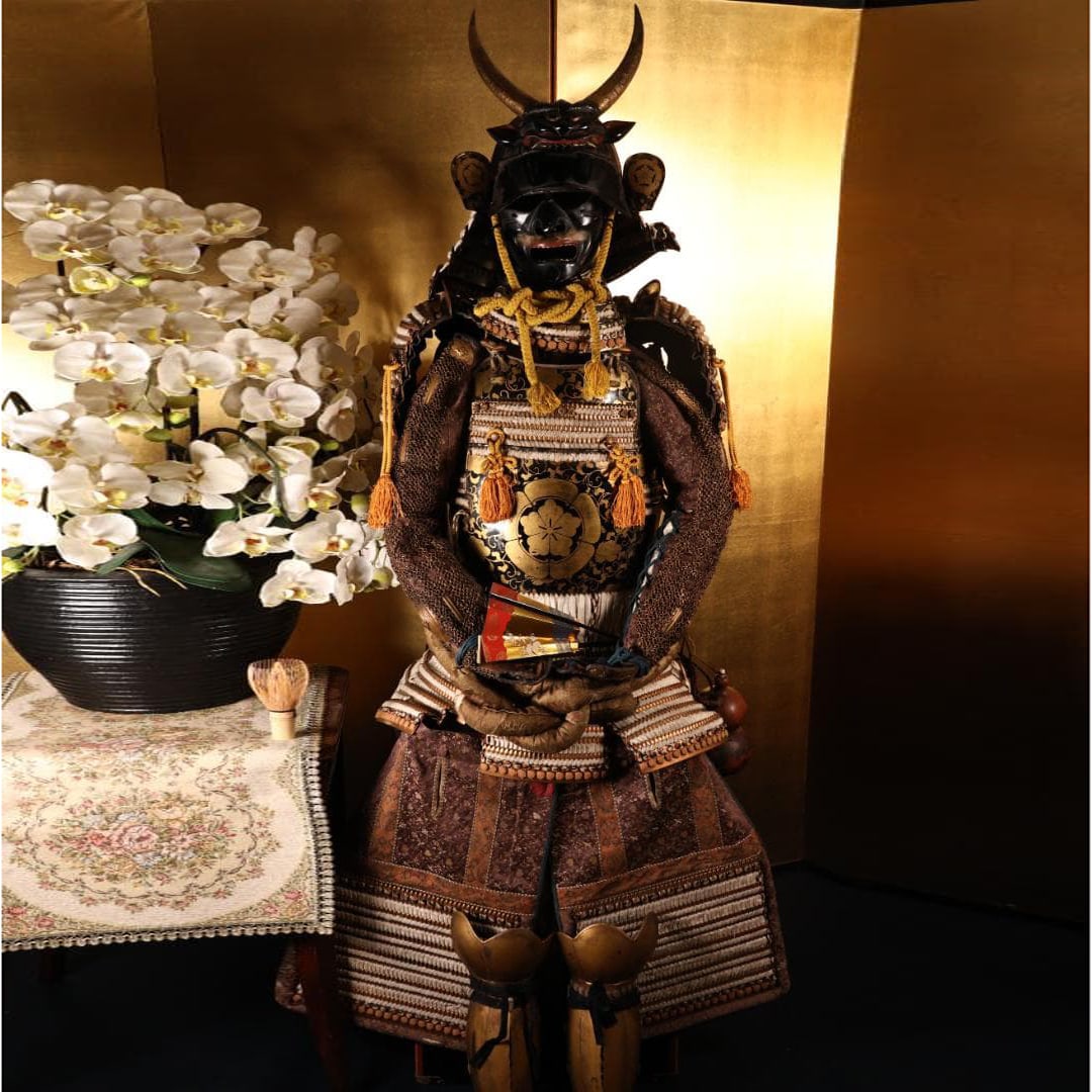 Full-Size Samurai Armor – Goka Karabana Mon Arabesque Shishi-Bite Maedate – With Storage (1 of 19)