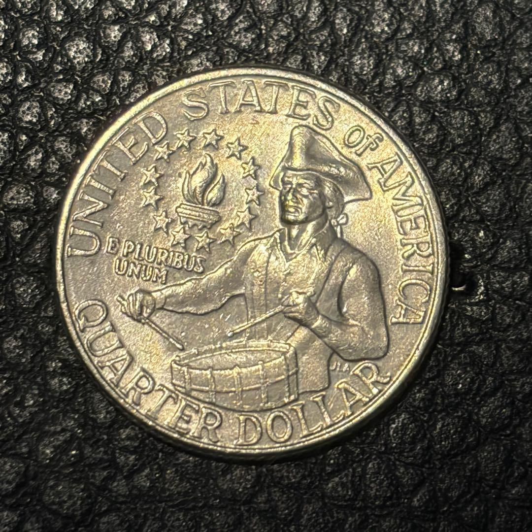 United States Bicentennial 25-cent coin, commemorating the 200th anniversary of the founding of the (1 of 2)