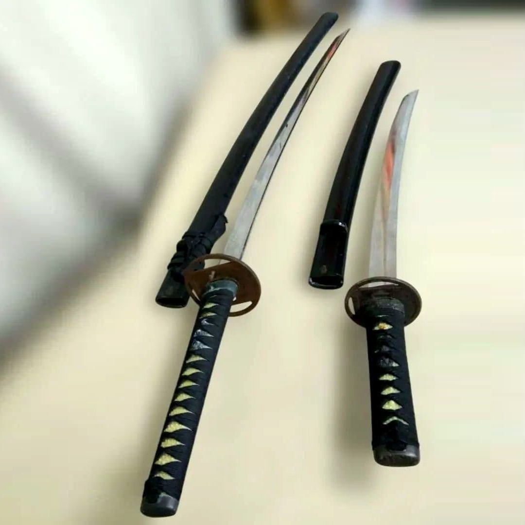 Black imitation sword, large/small set (1 of 20)