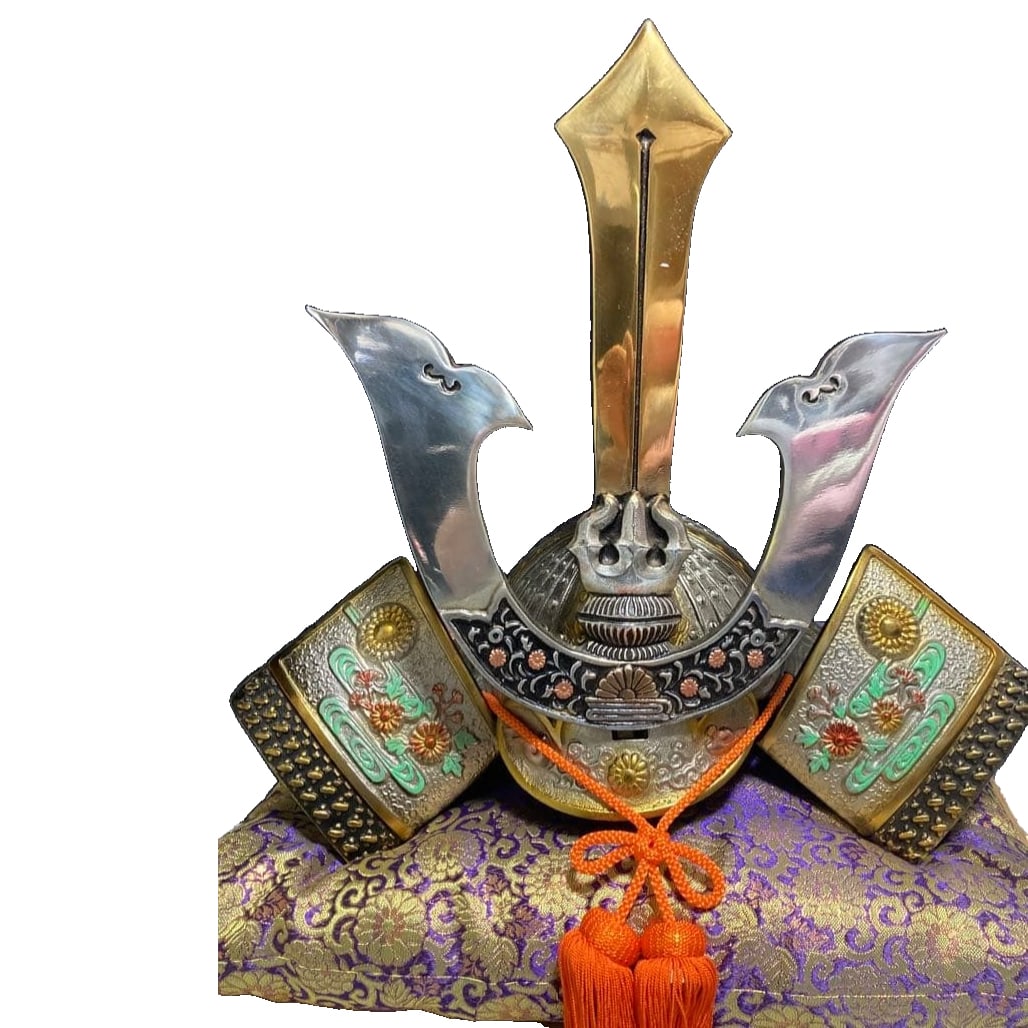 The helmet of Masanari Kusunoki may have been made by Kanuemon.: The helmet of Masanari Kusunoki, possibly made by Yorimune Kanemitsu, comes with a cushion and is a vintage-style boy's festival doll from the Showa era. The helmet weighs approximately 8 kilograms.