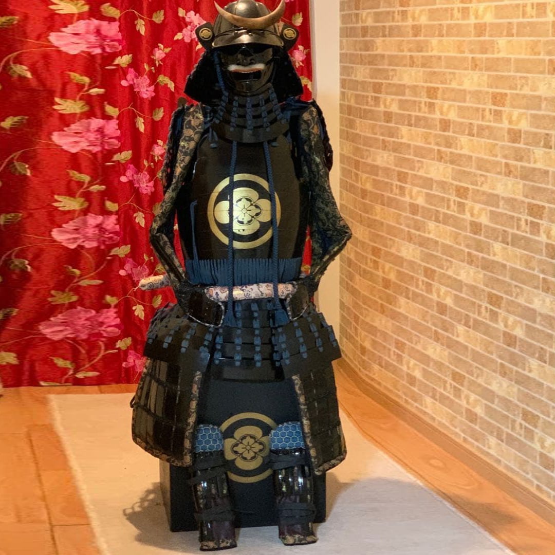 Black armor made by the Satsuma armorer Mitsunobu, decorated with the Tokugawa family crest (1 of 9)