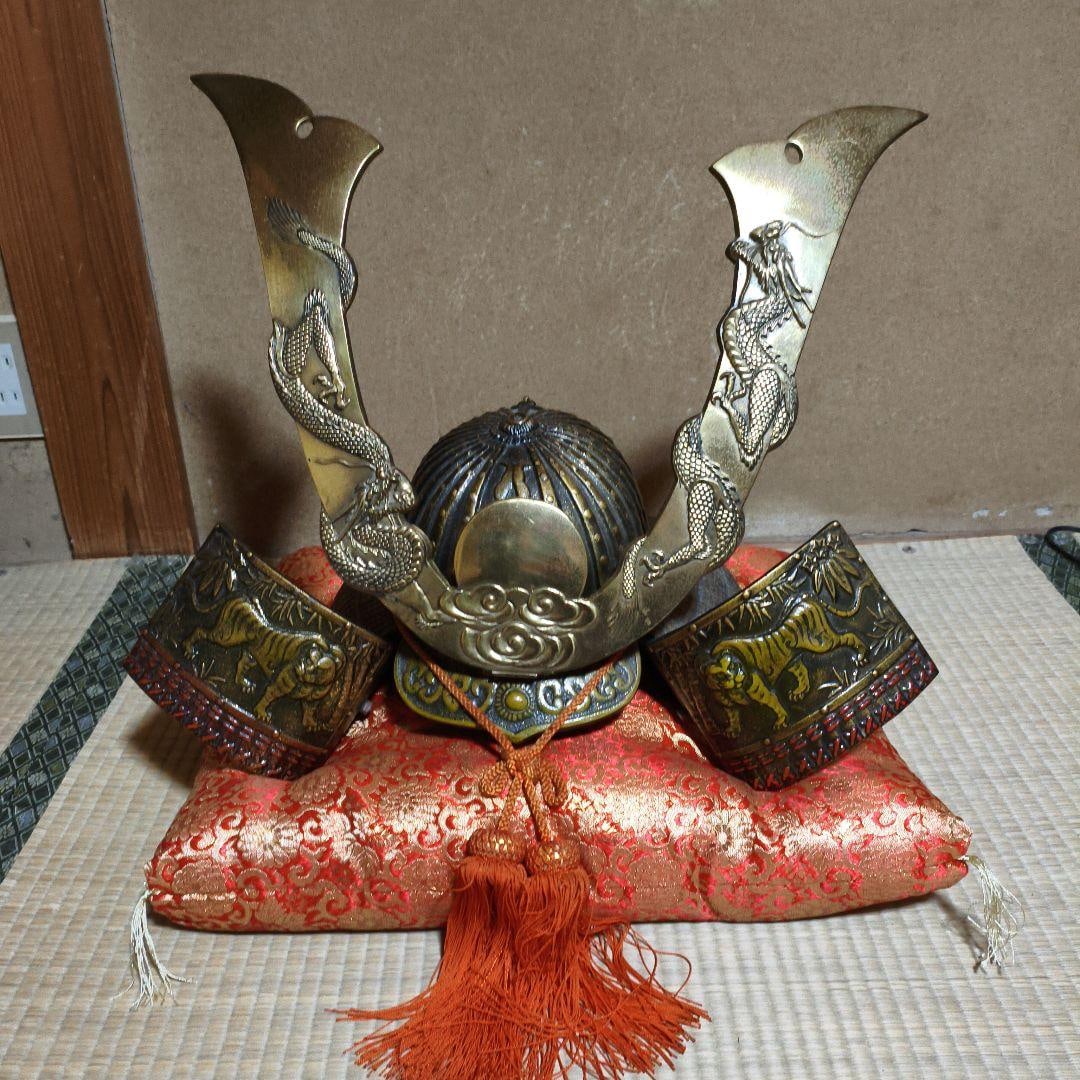 A metal helmet carved with dragon patterns.: A metal helmet carved with dragon patterns.