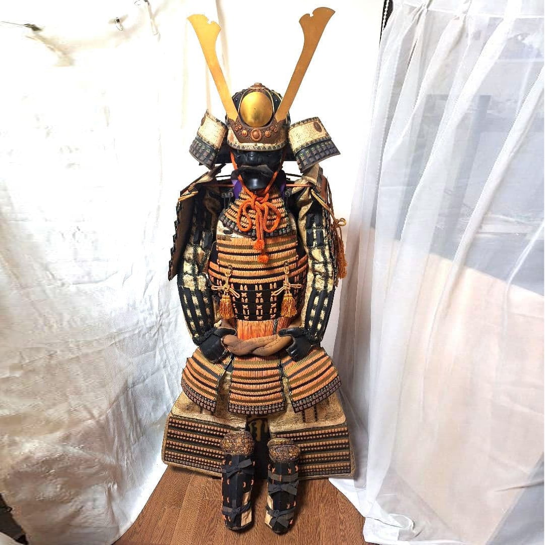 Life-size armor, helmet, and armor set that can be worn, wearable helmet and armor set. (1 of 11)