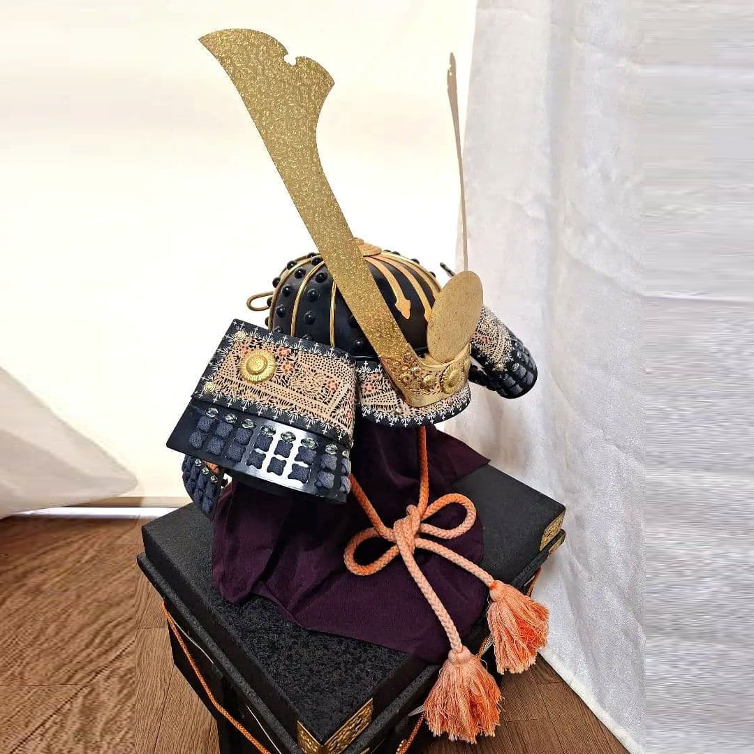 Life-size helmet, helmet. (1 of 6)