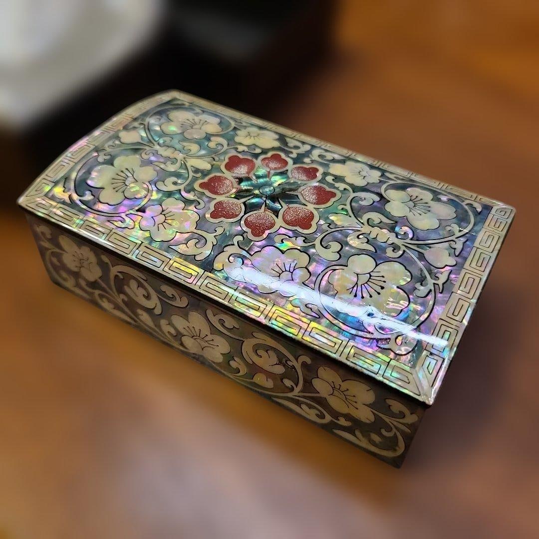 Brand new and unused, a jewelry box inlaid with mother-of-pearl, a traditional Korean craft. (1 of 5)