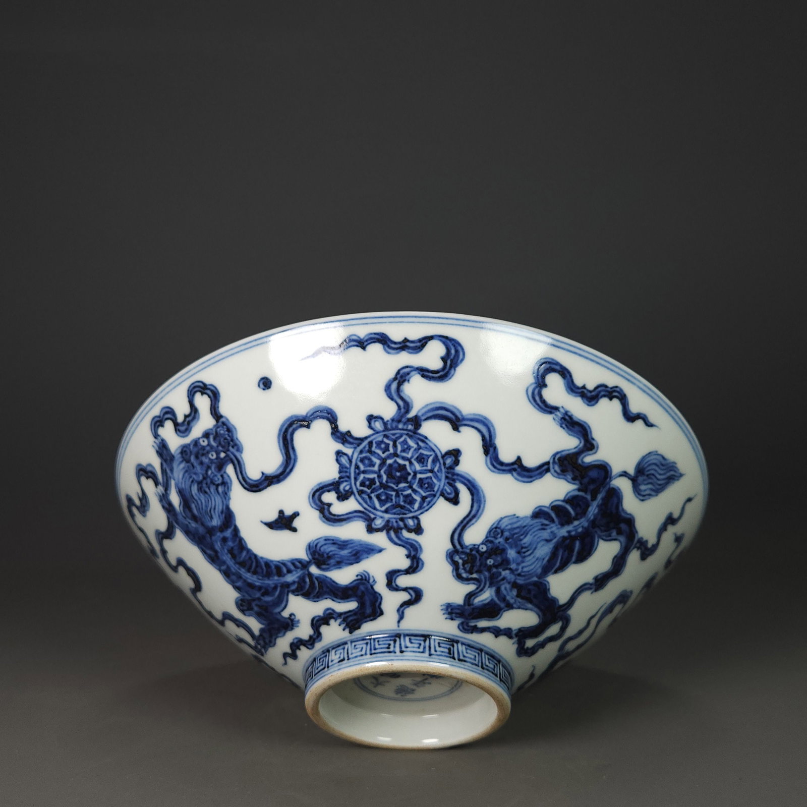 Ming Dynasty Xuande period blue and white lion playing with embroidered ball helmet bowl: Ming Dynasty Xuande period blue and white bowl with lion and rolling embroidered ball design, measuring 8cm in height and 22cm in diameter.