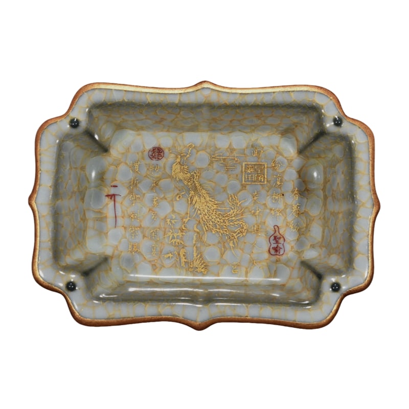 Song Guan kiln black glaze with ice crackle pattern, phoenix design pen holder.: Song Guan kiln black glaze with ice crackle pattern, gilt phoenix motif carved on the mouth, 6.5 centimeters in height, 20.5 centimeters in diameter.