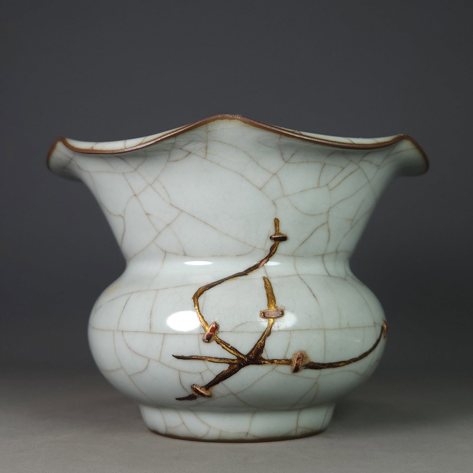 Song Dynasty official kiln sawtooth nail flower mouth slag bucket (1 of 9)