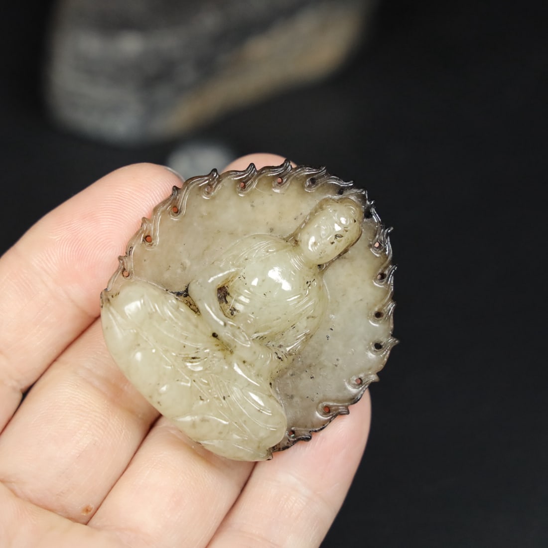 Hetian jade Buddha jade pendant: Hetian jade Buddha pendant, with delicate and smooth jade quality, old patina, and detailed as shown in the picture. Dimensions: length 5 cm, width 4.8 cm, thickness 1.2 cm, weight 32.6 grams.