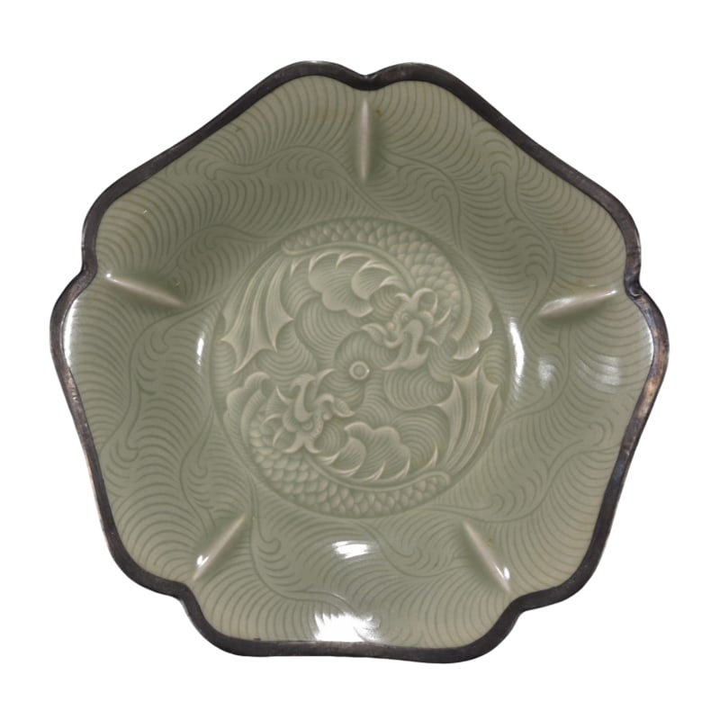 Yue kiln secret color copper-mouthed dragon pattern plate with inscription (1 of 10)