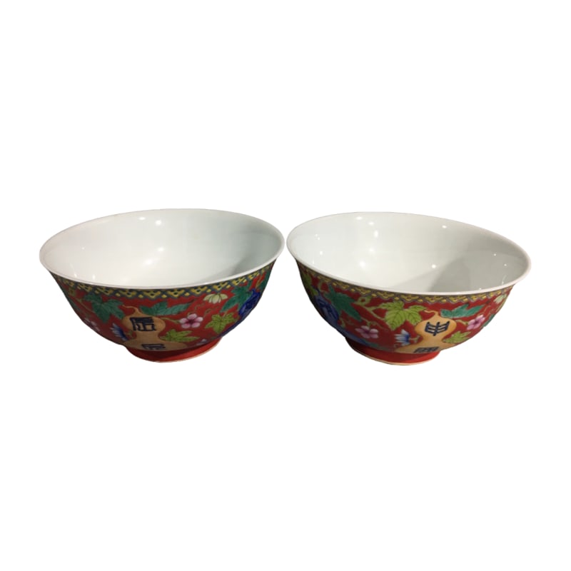 A pair of Qing Kangxi floral bowls: A pair of Qing Kangxi floral bowls, with a diameter of 15.5cm and a height of 7.5cm.