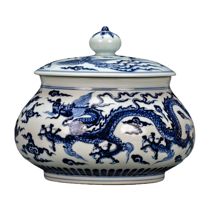 Ming Dynasty Xuande period blue and white dragon pattern covered jar (1 of 10)